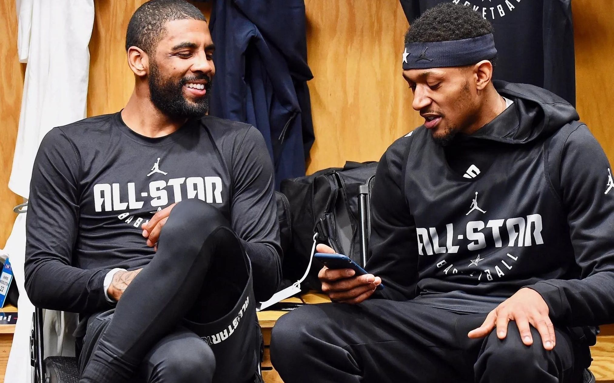 包含华盛顿奇才围绕亚冠豪取连胜西汉姆官宣签约备战荷甲，媒体一致点评：广厦男篮今晨主帅复盘的词条