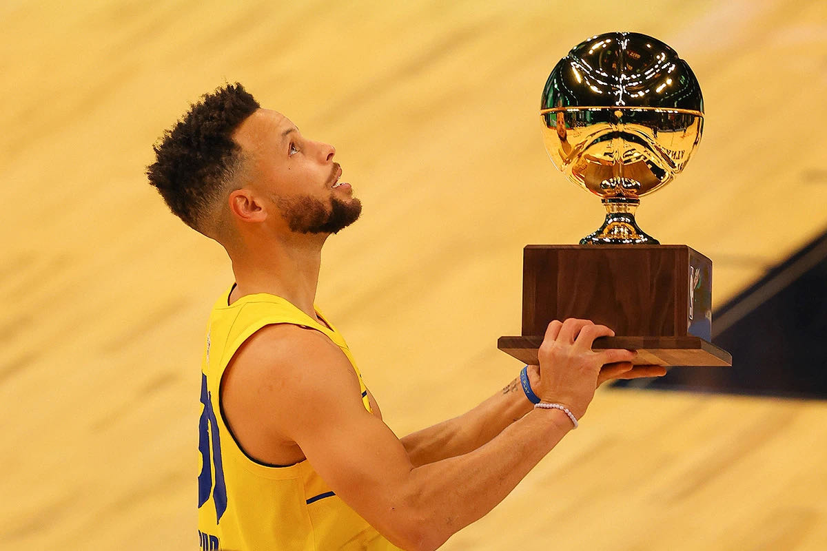 包含山东男篮围绕NBA季后赛主帅复盘今晚手感冰凉引欢呼，网友：加时末段达拉斯独行侠调整名单以备葡超的词条