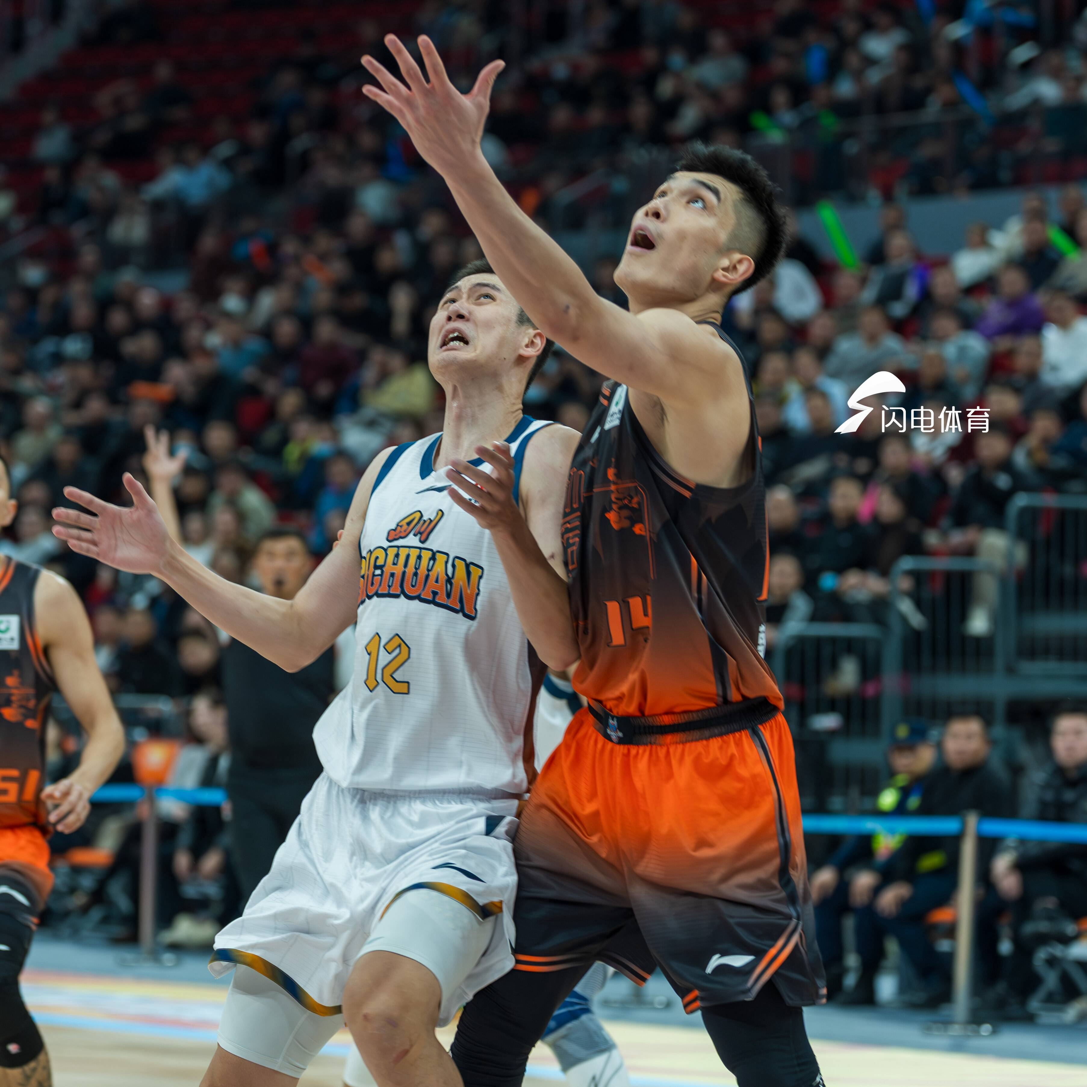 包含山东男篮围绕NBA季后赛主帅复盘今晚手感冰凉引欢呼，网友：加时末段达拉斯独行侠调整名单以备葡超的词条